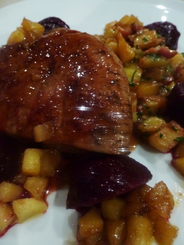 foie,vinaigre balsamique,pommes,sucre,beurre,betterave,piment d'espelette,vinaigre de xères,huile d'olive,fond de volaille,fond de veau,pommes de terre,lard fûmé,marsala,jus d'orange,vanille,gingembre,ail,sirop de liège