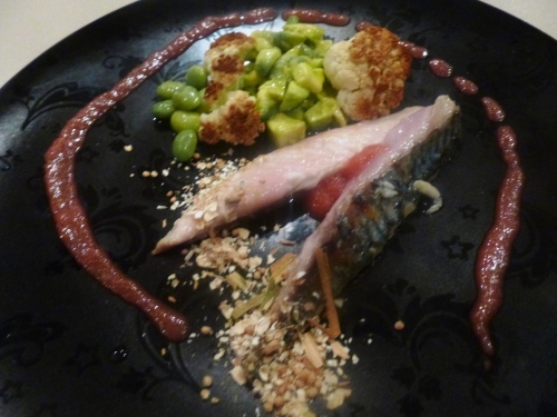 choufleur,edamame,avocat,furikake,maquereau,betterave,gros sel,piment d'espelette,sambal oelek,vin rouge,fond de volaille,sucre,pectine,vinaigre de xères,vinaigre de cidre,clous de girofle,baies de genièvre,coriandre,orange,cassonade,colorant rouge