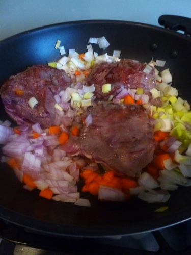 Coquillettes, Parmesan, Joues de Veau, Bouillon de Boeuf, Vin Rouge, Carottes, Oignons, Poireau, Ail, Beurre 