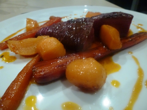 magret de canard,sauce à l'orange,navets,boule d'or,carottes,miel de printemps,vinaigre de xères,beurre,coriandre,fond de volaille