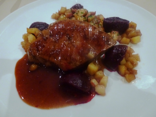 foie,vinaigre balsamique,pommes,sucre,beurre,betterave,piment d'espelette,vinaigre de xères,huile d'olive,fond de volaille,fond de veau,pommes de terre,lard fûmé,marsala,jus d'orange,vanille,gingembre,ail,sirop de liège