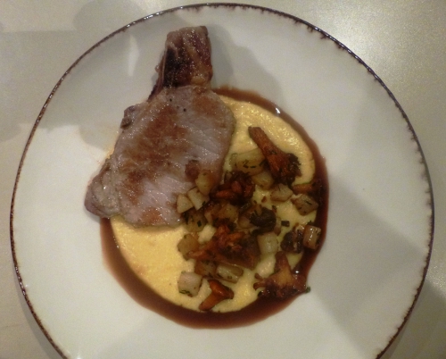 porc,côte de porc,sauce hoisin,sirop de liège,huile de pépins de raisin,beurre,fond de veau,polenta,cheddar,bouillon de légumes,scorcenere,ciboulette,girolles,citron,vin blanc,mascarpone,crème