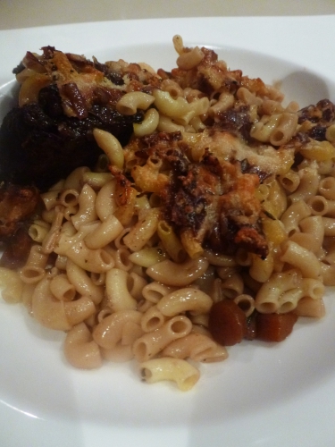 Coquillettes, Parmesan, Joues de Veau, Bouillon de Boeuf, Vin Rouge, Carottes, Oignons, Poireau, Ail, Beurre 