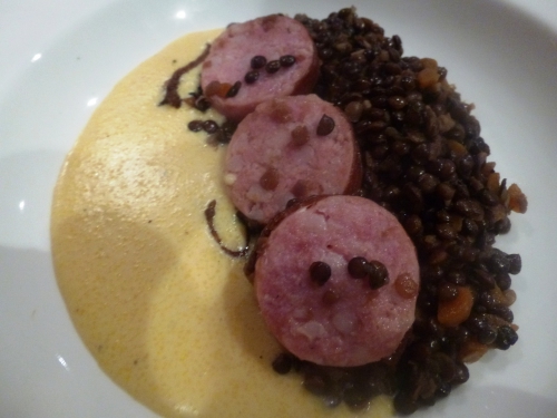 Saucisson de Morteau, Oignon, Girofle, Baies de Genièvre, Carotte, Ail, Bouquet Garni, Lentilles Vertes du Puy, Vinaigre de Xères, Huile d'Olive, Polenta, Crème, Mascarpone, Cheddar, Bouillon de Légumes, Lait, Beurre