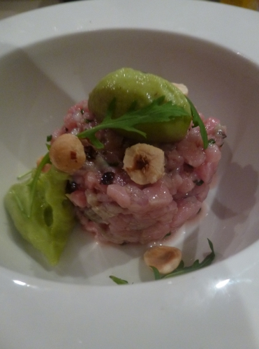 Veau, Noix de Veau, Huîtres, Echalote, Ciboulette, Fleur de Sel, Huile de Noisette, Noisettes, Roquette, Avocat, Kiwi, Citron Vert, Crème Epaisee, Citron, Algues, Poivre de Cayenne 