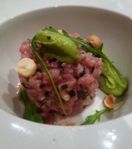 Veau, Noix de Veau, Huîtres, Echalote, Ciboulette, Fleur de Sel, Huile de Noisette, Noisettes, Roquette, Avocat, Kiwi, Citron Vert, Crème Epaisee, Citron, Algues, Poivre de Cayenne 