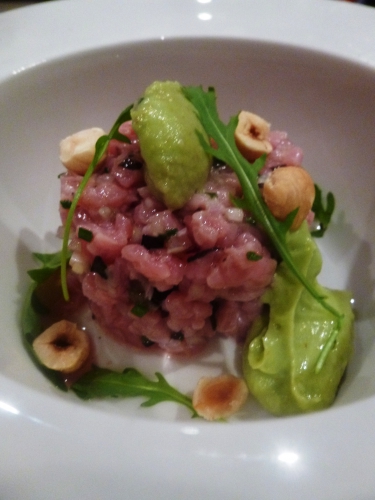 Veau, Noix de Veau, Huîtres, Echalote, Ciboulette, Fleur de Sel, Huile de Noisette, Noisettes, Roquette, Avocat, Kiwi, Citron Vert, Crème Epaisee, Citron, Algues, Poivre de Cayenne 