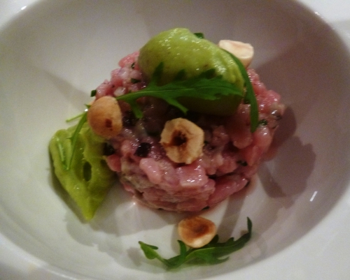 Veau, Noix de Veau, Huîtres, Echalote, Ciboulette, Fleur de Sel, Huile de Noisette, Noisettes, Roquette, Avocat, Kiwi, Citron Vert, Crème Epaisee, Citron, Algues, Poivre de Cayenne 