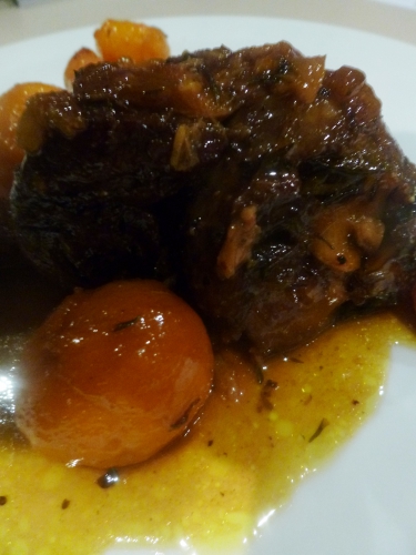 agneau,souris d'agneau,romarin,serpolet,thym,myrthe,origan,marjolaine,laurier,miel,vinaigre de xères,vin blanc,bouillon de légumes,fond de veau brun,ail,carottes,navets,boule d'or,oignons,echalote,safran,cumin