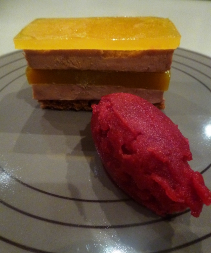 foie gras,pain d'epices,mangues,jus fruit de la passion,kumquats,gélatine,agar-agar,gingembre,ail,sauternes,vinaigre de vin blanc,sucre,betterave,vinaigre balsamique,vinaigre de xères,glucose atomisé