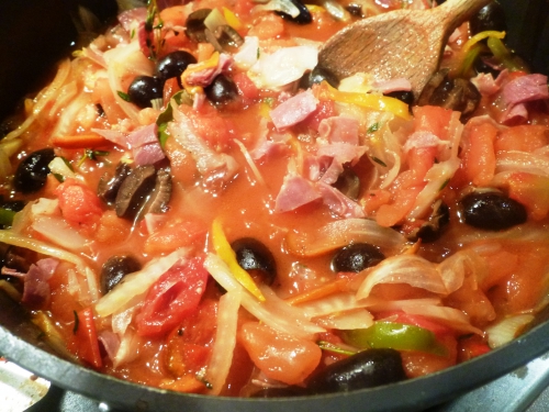 Coquillettes, Pâtes, Fenouil, Tomates, Olives Noires, Jambon de Bayonne, Parmesan, Piment d'Espelette, Thym, Laurier, Ail, Huile d'Olive, Roquette, Pastis