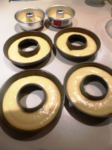 confiture d'abricots,rhum,orange,citron,sucre,crème,levure,farine,beurre,lait,oeufs