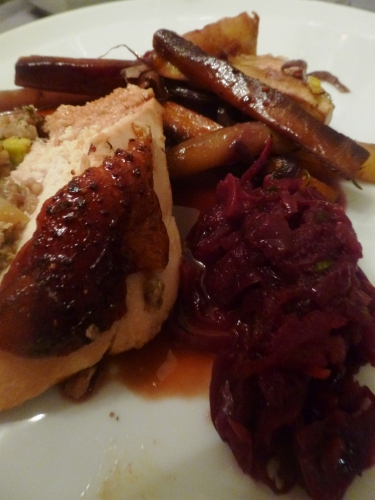 châpon,foie gras,foies de volaille,carottes,navets,boule d'or,oignons rouges,ail,romarin,thym,boscoop,pommes,chourouge,panais,racine de persil,topinambours,dattes,medjoul,marrons,pistaches,bouillon de volaille,farce fine de volaille,baies de genièvre,graisse de canard,girofle,miel liquide,4 epices,oeuf,petit suisse,muscade,persil,ciboulette,pain d'epices,calvados,cayenne,cidre,cassonade,gingembre,chutney de mangues,vinaigre de xères