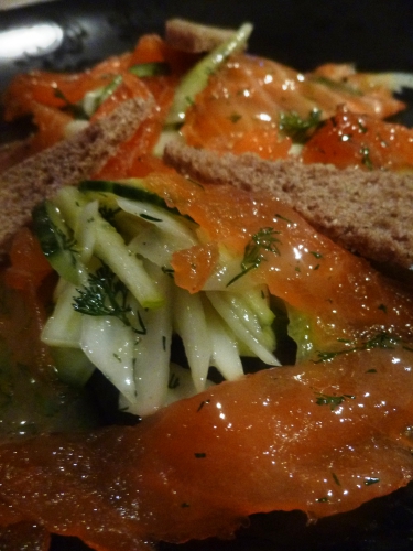 Saumon, Moutarde, Graines de Fenouil, Sucre, Gros Sel, Aneth, Fenouil, Pain de Seigle, Concombre, Pomme, Baies e Genièvre, Sirop d'Erable, Vinaigre Blanc 