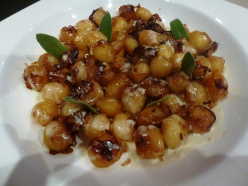 gnocchi,vinaigre balsamique,crème,parmesan,sauge,beurre,oignons