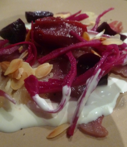 marcassin,mirin,saké,amandes,fleur de sel,choufleur,choufleur lacto-fermenté,chourouge,airelles,agar agar,piment d'espelette,betterave,vinaigre de xères,vinaigre de cidre,sucre,crème epaisse,citron vert