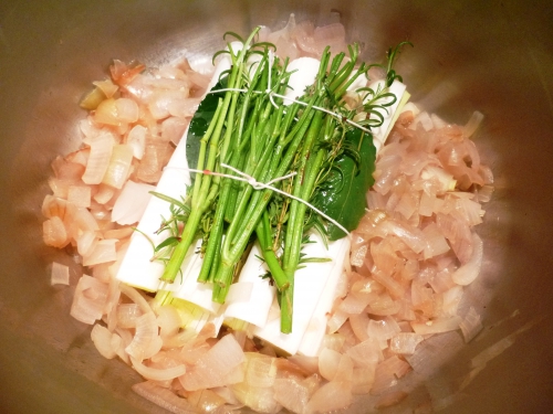 queue de boeuf,os à moêle,carottes,oignons,ail,poireau,céleri,courgette,céleri rave,romarin,thym,laurier,persil,girofle,farine,oeufs,morilles,echalotes,noilly prat,vermouth,crème,ciboulette,cerfeuil