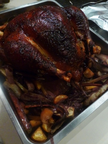 châpon,foie gras,foies de volaille,carottes,navets,boule d'or,oignons rouges,ail,romarin,thym,boscoop,pommes,chourouge,panais,racine de persil,topinambours,dattes,medjoul,marrons,pistaches,bouillon de volaille,farce fine de volaille,baies de genièvre,graisse de canard,girofle,miel liquide,4 epices,oeuf,petit suisse,muscade,persil,ciboulette,pain d'epices,calvados,cayenne,cidre,cassonade,gingembre,chutney de mangues,vinaigre de xères