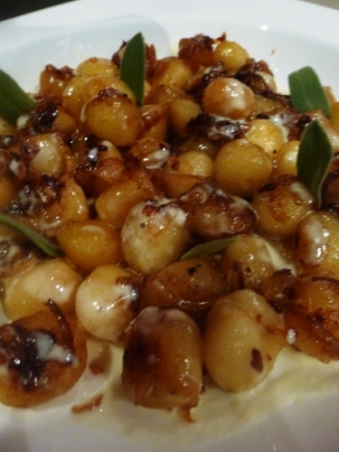 gnocchi,vinaigre balsamique,crème,parmesan,sauge,beurre,oignons
