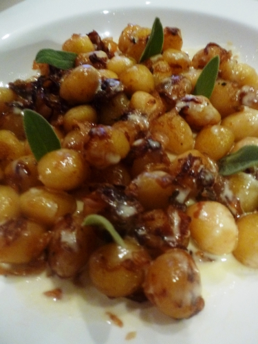 gnocchi,vinaigre balsamique,crème,parmesan,sauge,beurre,oignons