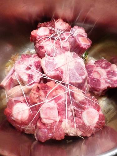 queue de boeuf,os à moêle,carottes,oignons,ail,poireau,céleri,courgette,céleri rave,romarin,thym,laurier,persil,girofle,farine,oeufs,morilles,echalotes,noilly prat,vermouth,crème,ciboulette,cerfeuil