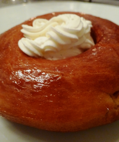 confiture d'abricots,rhum,orange,citron,sucre,crème,levure,farine,beurre,lait,oeufs