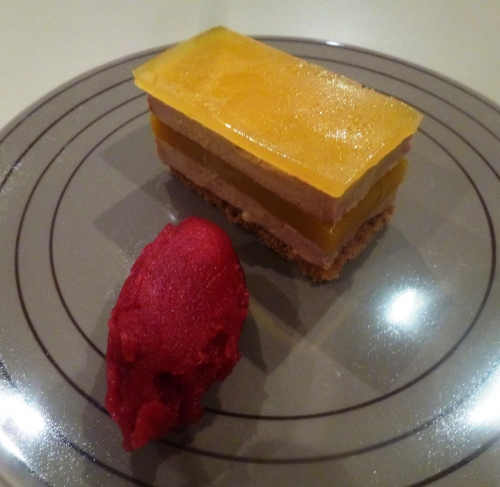 foie gras,pain d'epices,mangues,jus fruit de la passion,kumquats,gélatine,agar-agar,gingembre,ail,sauternes,vinaigre de vin blanc,sucre,betterave,vinaigre balsamique,vinaigre de xères,glucose atomisé