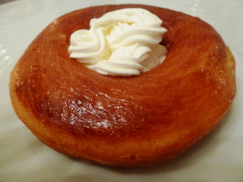 confiture d'abricots,rhum,orange,citron,sucre,crème,levure,farine,beurre,lait,oeufs