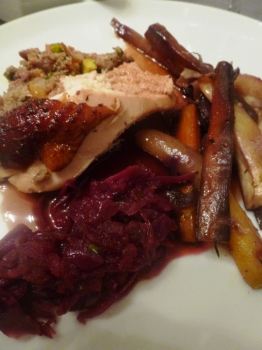 châpon,foie gras,foies de volaille,carottes,navets,boule d'or,oignons rouges,ail,romarin,thym,boscoop,pommes,chourouge,panais,racine de persil,topinambours,dattes,medjoul,marrons,pistaches,bouillon de volaille,farce fine de volaille,baies de genièvre,graisse de canard,girofle,miel liquide,4 epices,oeuf,petit suisse,muscade,persil,ciboulette,pain d'epices,calvados,cayenne,cidre,cassonade,gingembre,chutney de mangues,vinaigre de xères