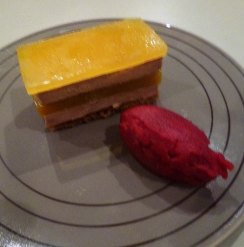 foie gras,pain d'epices,mangues,jus fruit de la passion,kumquats,gélatine,agar-agar,gingembre,ail,sauternes,vinaigre de vin blanc,sucre,betterave,vinaigre balsamique,vinaigre de xères,glucose atomisé