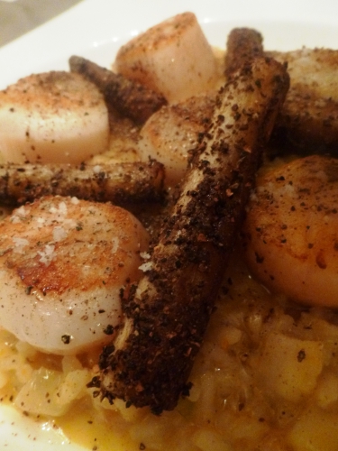 carnarolli,arborio,vermouth,echalote,coquilles st jacques,scorcenere,mimolette,bouillon de volaille,poudre de morilles,crème epaisse,huile de noisettes,céleri blanc