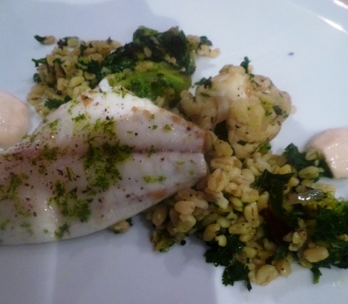 blé,broccoli,choufleur,huile d'olive,oignon,ail,graines de moutarde noirs,menthe,coriandre,persil plat,jeunes oignons,vinaigre de kalamansi,yaourt grec,harissa,citron vert,daurade