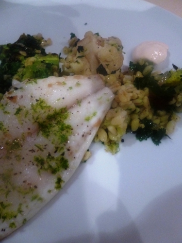 blé,broccoli,choufleur,huile d'olive,oignon,ail,graines de moutarde noirs,menthe,coriandre,persil plat,jeunes oignons,vinaigre de kalamansi,yaourt grec,harissa,citron vert,daurade