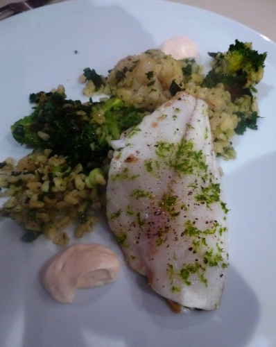 blé,broccoli,choufleur,huile d'olive,oignon,ail,graines de moutarde noirs,menthe,coriandre,persil plat,jeunes oignons,vinaigre de kalamansi,yaourt grec,harissa,citron vert,daurade