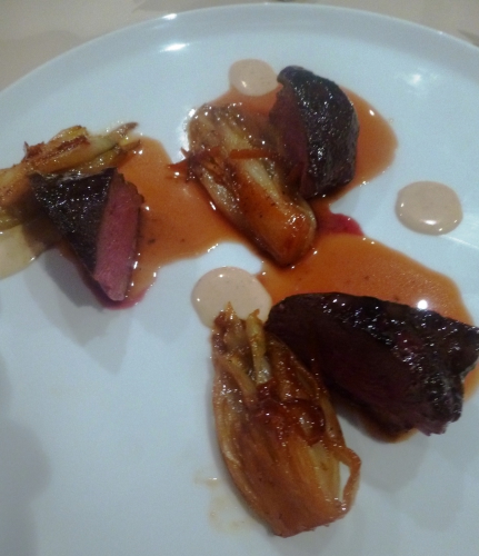 brie,crème,pistaches,noisettes,noix,magret,4 epices,miel,chicons,oranges sanguines,chicorée,muscade,vin blanc,banuyls,vinaigre de vin rouge,fond de veau,thym,laurier,sucre,gingembre,beurre