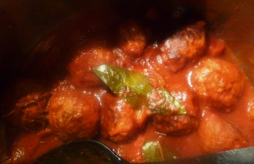 pâtes,boeuf,porc,veau,piment d'espelette,passata,tomate,ail,oignons,vinaigre balsamique,céleri,carottes,thym,laurier,sucre