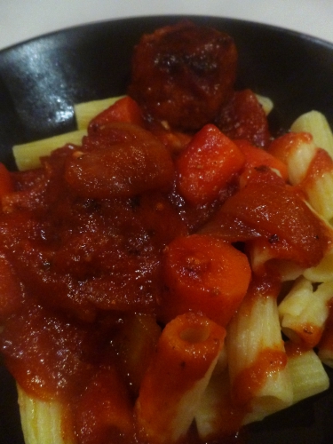 pâtes,boeuf,porc,veau,piment d'espelette,passata,tomate,ail,oignons,vinaigre balsamique,céleri,carottes,thym,laurier,sucre