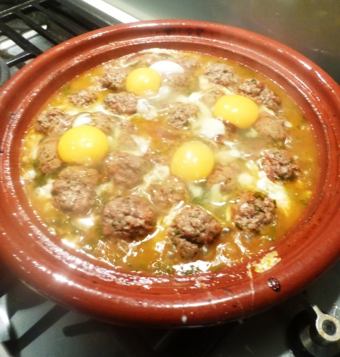 agneau haché,oignon,coriandre,cumin,piment,paprika,persil plat,menthe,huile d'olive,oeufs,tomates,gingembre,cannelle