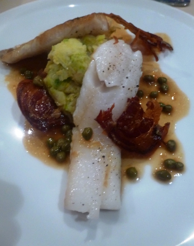 merlan,beurre clarifié,chou de savoie,pomme de terre,beurre,muscade,oignons,jus de volaille,citron,zeste,câpres,pancetta