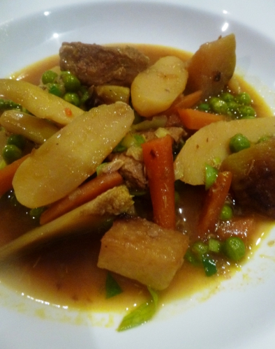 veau,chou-rave,carottes,artichauts,rattes,jeunes oignons,ail,petits pois,citron,ras-el-hanout,bouillon de légumes,vin blanc sec,huile d'olive