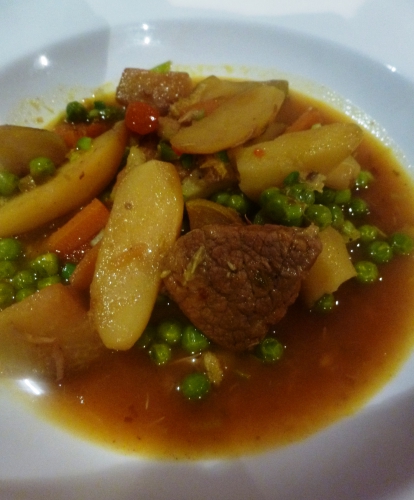 veau,chou-rave,carottes,artichauts,rattes,jeunes oignons,ail,petits pois,citron,ras-el-hanout,bouillon de légumes,vin blanc sec,huile d'olive