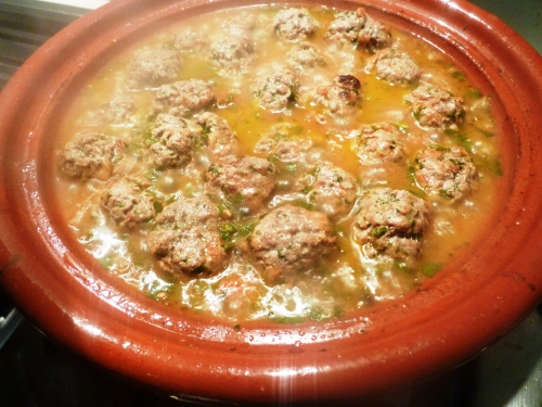 agneau haché,oignon,coriandre,cumin,piment,paprika,persil plat,menthe,huile d'olive,oeufs,tomates,gingembre,cannelle