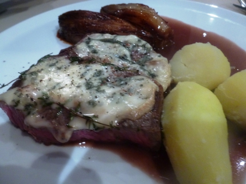 chicons,muscade,chicorée,entrecôte,beurre,gorgonzola,rattes,vin rouge,sucre brun,sucre,fond de veau,thym,laurier,oignons,lard fûmé