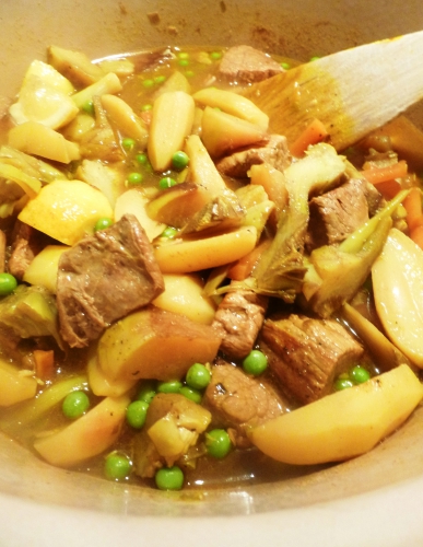 veau,chou-rave,carottes,artichauts,rattes,jeunes oignons,ail,petits pois,citron,ras-el-hanout,bouillon de légumes,vin blanc sec,huile d'olive