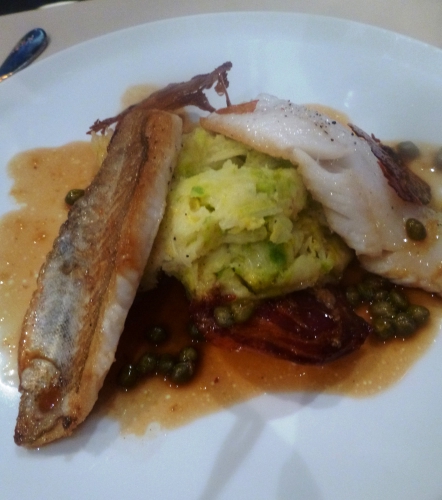 merlan,beurre clarifié,chou de savoie,pomme de terre,beurre,muscade,oignons,jus de volaille,citron,zeste,câpres,pancetta