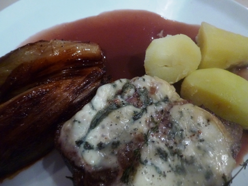 chicons,muscade,chicorée,entrecôte,beurre,gorgonzola,rattes,vin rouge,sucre brun,sucre,fond de veau,thym,laurier,oignons,lard fûmé