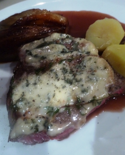 chicons,muscade,chicorée,entrecôte,beurre,gorgonzola,rattes,vin rouge,sucre brun,sucre,fond de veau,thym,laurier,oignons,lard fûmé