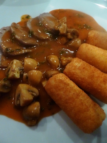 langue de veau,pied de veau,fond de veau,carottes,poireau,céleri,ail,oignons,echalotes,poivre,beurre,farine,champignons,madère,romarin,thym,laurier,concentré de tomates