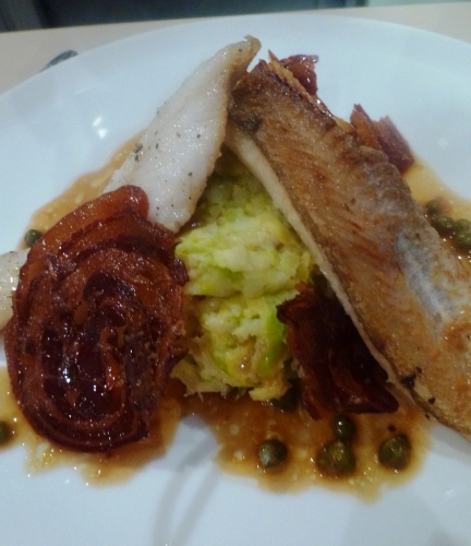 merlan,beurre clarifié,chou de savoie,pomme de terre,beurre,muscade,oignons,jus de volaille,citron,zeste,câpres,pancetta