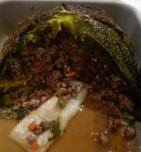 Chou frisé, Lard fûmé, Gorge de Porc, Chair à Saucisse, Carottes, Oignons, Ail, Thym, Laurier, Baies de Genièvre, Bouillon de Queue de Boeuf, Queue de Boeuf, Vin Blanc, Bardes, Marrons, Bouillon de Boeuf, Persil, Muscade, Crépinette, Calvados 